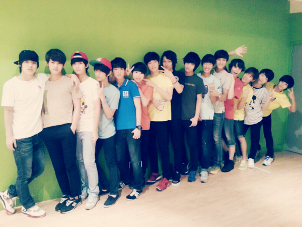 Foto di gruppo di SEVENTEEN durante i giorni da trainee - Membri prima del debutto su SEVENTEEN TV
